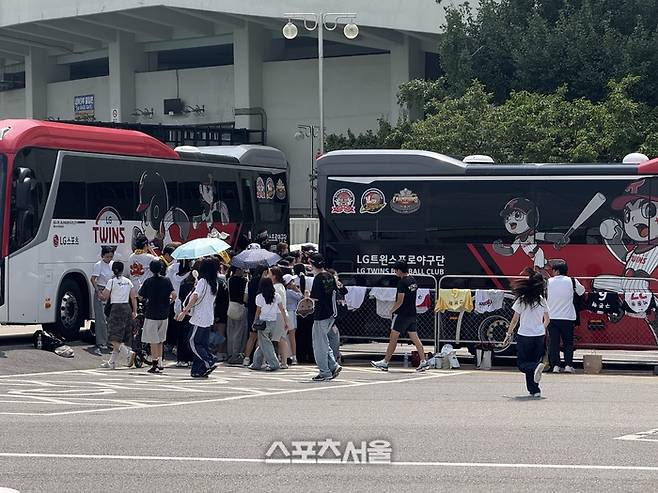 잠실구장 선수 출입구 앞에 많은 팬이 모였다. 잠실 | 박연준 기자 duswns0628@sportsseoul.com