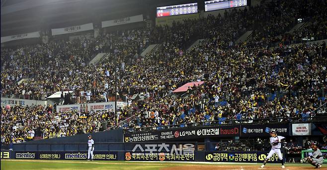 LG 팬들이 27일 잠실야구장에서 열린 2025 KBO 리그 한화와 경기 응원을 하고 있다. 잠실 | 최승섭기자 thunder@sportsseoul.com