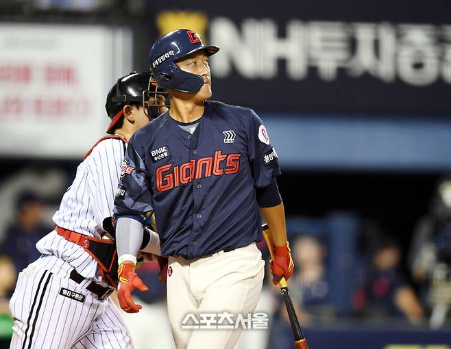 롯데 노진혁이 20일 서울 잠실구장에서 열린 2025 KBO리그 LG와 경기 8회초 1사2루 헛스윙 삼진아웃을 당한 후 아쉬워하고 있다. 잠실 | 최승섭기자 thunder@sportsseoul.com