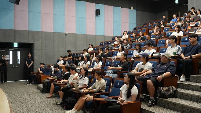 21일 한국외국어대학교 도서관 5층 컨퍼런스룸에서 열린 2025 서울  IPC 정기총회 오리엔테이션에서 한국외국어대학교 참가자들이 교육을 받고 있다. 사진 | 한국외국어대학교