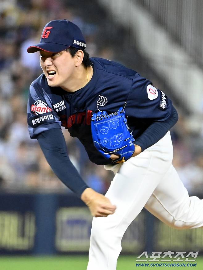 21일 잠실야구장에서 열린 롯데와 LG의 경기, 롯데 김원중이 역투하고 있다. 잠실=허상욱 기자wook@sportschosun.com/2025.08.21/