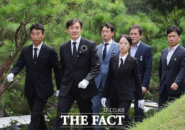 지난 18일 조국 전 조국혁신당 대표가 오후 서울 동작구 국립서울현충원 고 김대중 전 대통령 묘역를 찾아 참배하고 있다. /남용희 기자