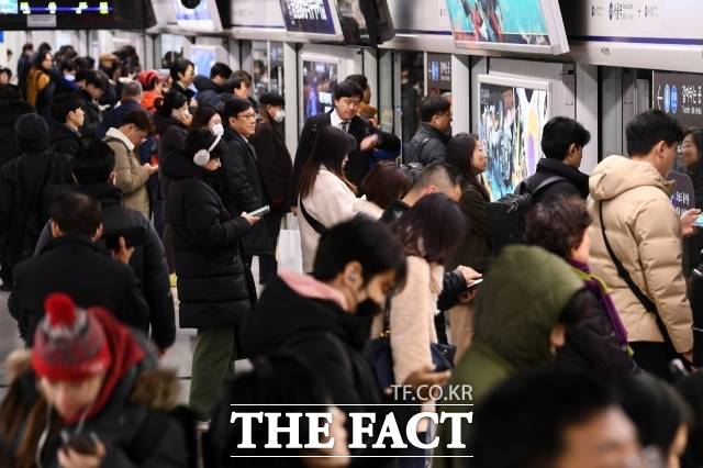 국민연금공단이 영구 비공개 처리한 '공적연금 미시모의실험모형 개발' 보고서 내용은 연금 재정 안정을 위해 소득대체율을 그대로 두거나 최소화하고 자동조정장치를 도입하자는 보건복지부, 국민의힘 입장과 배치된다. 사진은 지난 1월 5일서울 용산구 서울역 1호선 승강장 시민들. /사진=서예원 기자
