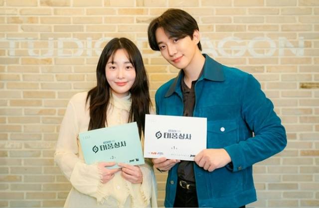 배우 김민하(왼쪽) 이준호 주연의 tvN 새 드라마 '태풍상사'가 10월 첫 방송을 확정하고 대본 리딩 현장을 공개했다. /tvN