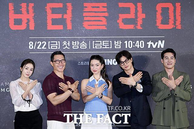 배우 김태희와 대니얼 대 킴, 레이나 하디스티, 김지훈, 션 리차드(왼쪽부터)가 21일 오전 서울 용산구 CGV 용산 아이파크몰에서 열린 아마존 프라임 비디오 시리즈 '버터플라이' 기자간담회에 참석해 포즈를 취하고 있다. /남용희 기자