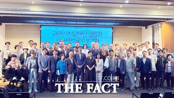 장철민 국회의원(민주당, 대전 동구)은 20일 국회 법제실과 공동주최로 대전 동구 우송대학교에서 '과거사치유재단 설립과 산내평화공원 본격화 지역현안 입법지원 토론회'를 열었다. /의원실