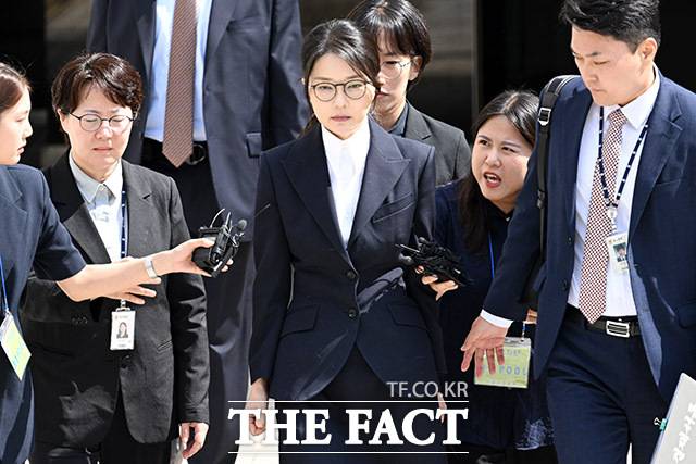 김건희 여사가 구속 후 특검의 3차 조사에서도 진술을 거부하고 있다. 자본시장과 금융투자업에 관한 법률 위반, 정치자금법 위반, 특정범죄 가중처벌 등에 관한 법률 위반(알선수재) 등의 혐의를 받는 윤석열 전 대통령 부인 김건희 씨가 12일 오후 서울 서초구 서울중앙지법에서 열린 구속 전 피의자 심문(영장실질심사)을 마치고 법원을 나서고 있다./남용희 기자