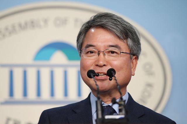 육동한 춘천시장이 장모상 부고장에 본인 명의 은행 계좌번호를 기재해 공직자 윤리 논란이 일고 있다. 사진은 육 시장이 지난 2020년 더불어민주당 입당 기자회견을 하는 모습. /뉴시스