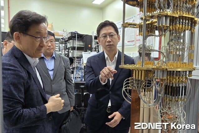 배경훈 과학기술정보통신부 장관(오른쪽)이 이용호 한국표준과학연구원 초전도양자컴퓨팅시스템연구단장으로부터 20큐비트 제작 기술에 대해 듣고 있다.
