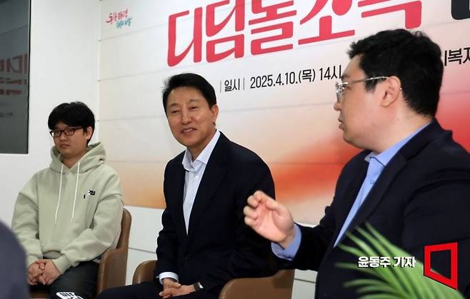 오세훈 서울시장이 서울 마포구 복지센터에서 디딤돌소득 대상 시민들과 간담회를 갖고 있다.