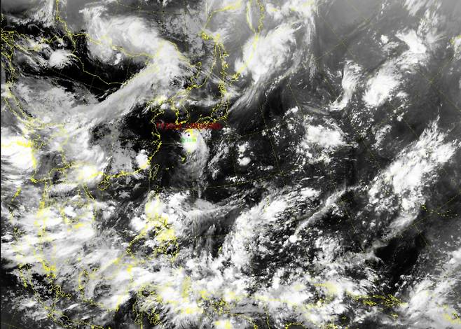 2025년 태풍 없는 한반도 12호 링링 예상경로=세력 약화와 부활을 반복한 28호 열대저압부가 다시 12호 태풍으로 발달했다. 28호 열대저압부는 한때 2025년 태풍 12호 '링링'으로 발달한 뒤 우리나라 근처로 북상할 가능성이 제기되기도 했다. 초기 예측 경로는 제주 남쪽 해상까지 태풍 위력으로 올라온 뒤 방향을 북서쪽으로 틀어 열대저압부 상태로 서해로 진출할 것으로 보였다. 하지만 발달 환경이 좋지 못해 태풍으로까지는 성장하지 못했고, 비구름과 강풍을 품은 저기압성 순환을 하며 일본 오키나와에서 규슈 남단까지 이동했다.이후 22일 오전 일본 가고시마 동북동쪽 약 90km 부근해상에서 열대저압부로 변질, 소멸할 것으로 예측된다.ⓒ기상청: 태풍 12호 링링 구름영상