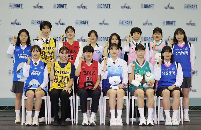 20일 오후 경기 부천시 부천체육관에서 열린 여자프로농구(WKBL) 2025~2026 신인선수 드래프트에 지명된 선수들이 기념촬영을 하고 있다. 앞줄 왼쪽부터 1라운드에 지명된 우리은행 최예원, KB스타즈 고리미, BNK 썸 이원정, 신한은행 이가현, 하나은행 황윤서, 삼성생명 양혜은. 뒷줄 왼쪽부터 2,3라운드에 지명된 우리은행 박소영, KB스타즈 김민경, BNK썸 박지수, 신한은행 황현정, 신한은행 정채련, 하나은행 이은서, 하나은행 김연진, 삼성생명 한지민. /뉴시스