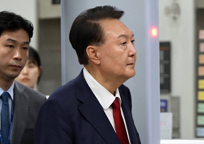 윤석열 전 대통령이 지난달 9일 밤 서울중앙지법에서 두 번째 구속 전 피의자심문(영장실질심사)을 마친 뒤 대기 장소인 서울구치소로 이동하고 있는 모습. /사진공동취재단