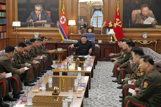 조선인민군 해외작전부대 주요지휘관들이 앉은 테이블에 담배와 성냥개비가 놓여 있다. /뉴스1