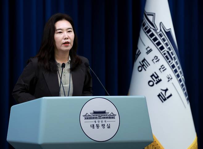 강유정 대통령실 대변인이 9일 서울 용산 대통령실 청사에서 산재 관련 대통령 지시 사항 브리핑을 하고 있다./뉴시스