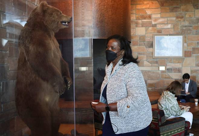 리사 쿡 연방준비제도이사회 이사가 2022년 8월 미국 와이오밍주 잭슨 외곽에 있는 테톤 국립공원에서 열린 잭슨홀 경제 심포지엄에 참석하고 있다. /연합뉴스