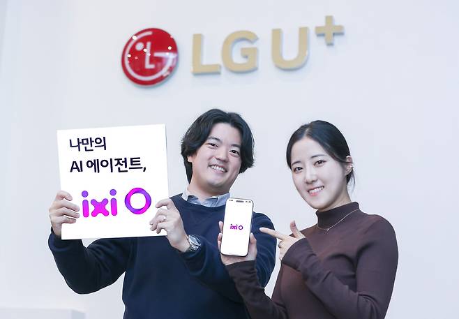 LG유플러스 직원들이 인공지능(AI) 통화 앱 ‘익시오’(ixi-O)를 소개하는 모습./LG유플러스 제공