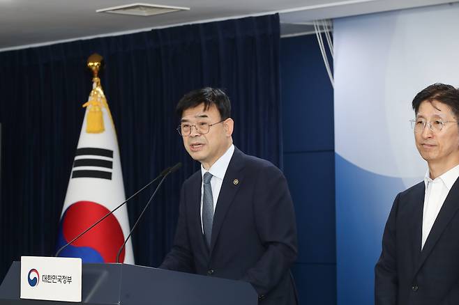 이상경 국토교통부 제1차관이 21일 서울시 종로구 정부서울청사에서 외국인 토지거래허가구역 지정을 발표하고 있다. /국토교통부 제공