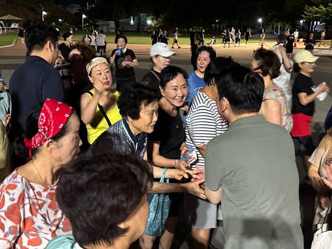 안철수 국민의힘 당대표 후보가 20일 저녁 대구 수성못을 찾아 시민들과 악수를 하고 있다. ⓒ안철수 의원실