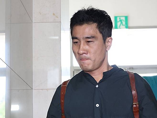 임성근 전 해병대 1사단장 구명 로비 의혹을 정치권에 제보한 전직 해병 이관형 씨가 21일 참고인 신분으로 조사를 받기 위해 서울 서초한샘빌딩에 위치한 순직해병특별검사팀으로 출석하고 있다. ⓒ연합뉴스