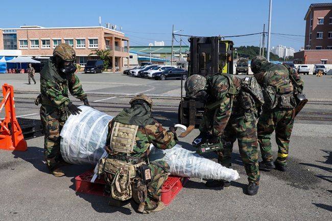 부산항만공사(BPA, 사장 송상근)는 2025년 을지연습 기간인 21일 부산항 8부두에서 ‘부산항 통합피해복구 실제훈련’을 하고 있다. ⓒ부산항만공사