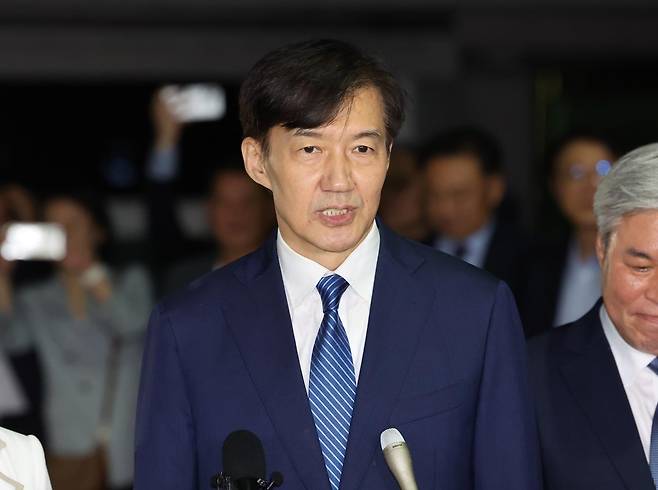 조국 전 조국혁신당 대표가 15일 오전 서울 구로구 서울남부교도소에서 광복절 특사로 출소하며 대국민 인사를 하고 있다. 뉴시스