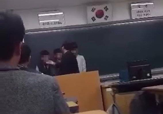 전남의 한 고등학교 교실에서 교사가 학생들의 뺨을 때리고 있는 모습. /사진=보배드림 캡처,뉴시스