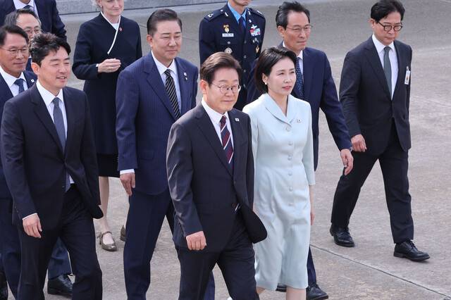 이재명 대통령과 부인 김혜경 여사가 지난 6월16일 캐나다 앨버타주 카나나스키스에서 열리는 주요 7개국(G7) 정상회의 참석을 위해 경기도 성남시 서울공항에 도착해 공군 1호기로 이동하고 있다. 대통령실사진기자단