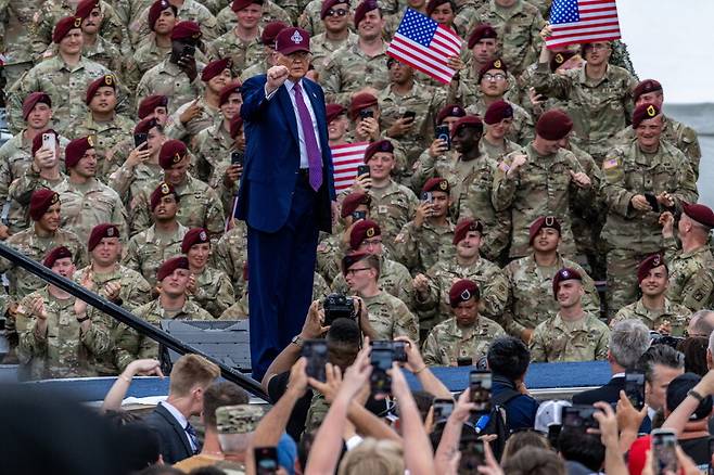 도널드 트럼프 미국 대통령이 10일 노스캐롤라이나주 포트브래그에서 열린 미 육군 창설 250주년 기념 행사에서 연설하고 있다. EPA연합뉴스