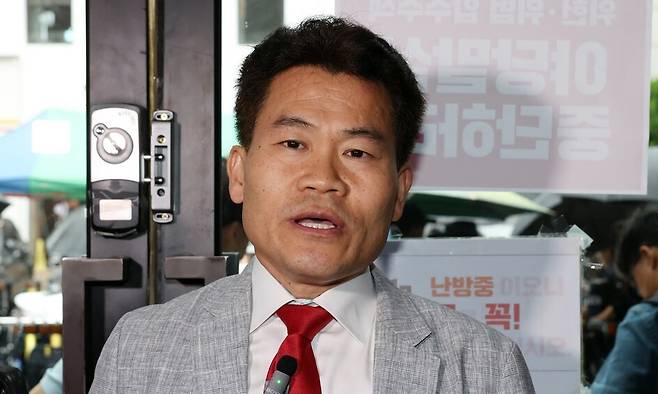 국민의힘 전당대회 합동연설회를 방해해 당 윤리위원회에 회부된 전직 한국사 강사 전한길씨가 14일 서울 여의도 중앙당사에서 열린 윤리위원회에 출석하며 입장을 밝히고 있다. 연합뉴스