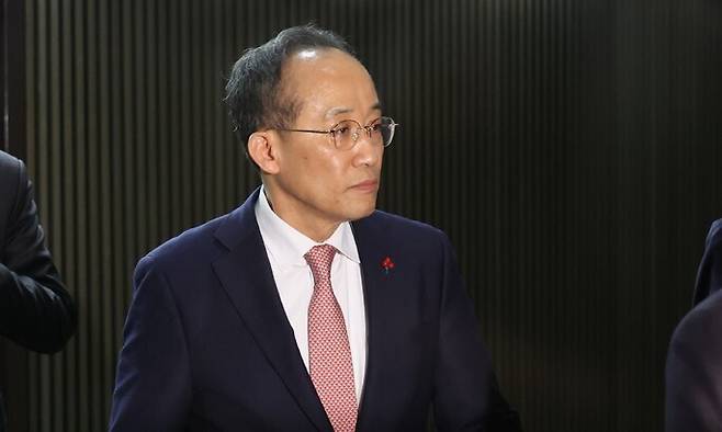 추경호 국민의힘 원내대표가 지난해 12월6일 저녁 서울 여의도 국회에서 의원총회가 정회된 뒤 의원들과 함께 회의장을 나오고 있다. 신소영 기자 viator@hani.co.kr
