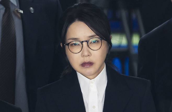윤석열 전 대통령 부인 김건희 여사가 12일 구속 전 피의자 심문(영장실질심사)을 마친 뒤 서울 서초구 서울중앙지법을 나서고 있다. 사진공동취재단