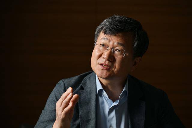 강은호 전 방위사업청장이 18일 한국일보 본사에서 K방산의 현재와 미래를 주제로 인터뷰하고 있다. 최주연 기자