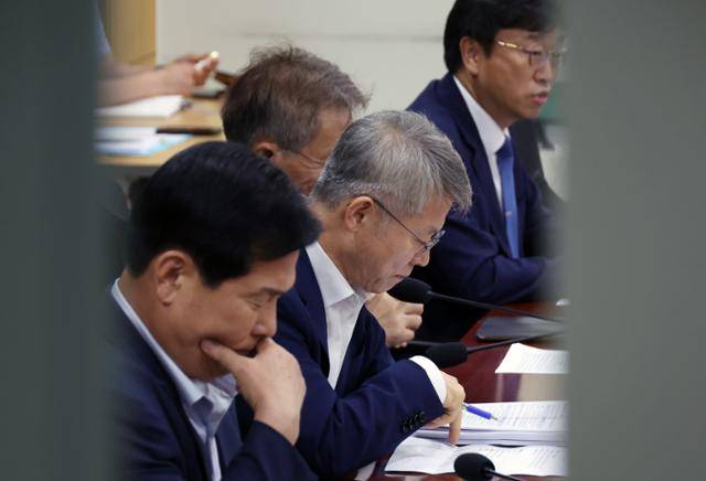 민형배 더불어민주당 국민주권 검찰 정상화 특위 위원장이 20일 오후 서울 여의도 국회 의원회관에서 열린 검찰개혁 관련 비공개 당정협의회에서 자료를 검토하고 있다. 뉴시스