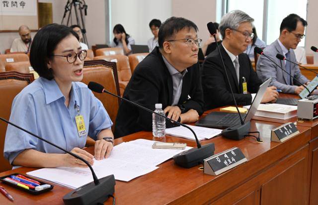 김예원(왼쪽) 변호사가 9일 국회 법사위에서 열린 검찰개혁 법안 관련 공청회에서 진술하고 있다. 이날 김 변호사는 "(민주당 안대로 개혁 시) 수사를 개시하기조차 힘들고, 이의신청 관련 절차가 예측불가능할 정도로 복잡해져서 평범한 서민들의 법률 비용을 폭증시킬 우려가 있다"고 비판했다. 그러면서 "검찰이 힘 자랑을 못하게 인지수사권은 뺏고, 존재 이유인 수사 통제를 충실히 하도록 하면 된다"며 "그래야 제도 변화에 대한 혼란이 줄고 거대한 조직을 새로 꾸리는 데 들어가는 혈세 낭비도 방지된다"고 했다. 고영권 기자