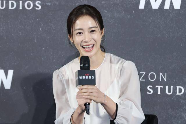 배우 김태희가 21일 서울 CGV용산아이파크몰에서 열린 영화 '버터플라이' 기자간담회에서 인사말을 하고 있다. 연합뉴스