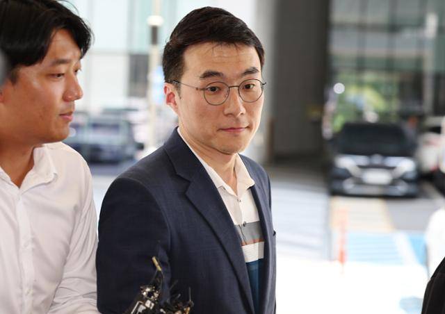 김남국 대통령실 디지털소통비서관이 21일 서울 양천구 서울남부지법에서 열린 항소심 선고에 출석하고 있다. 연합뉴스