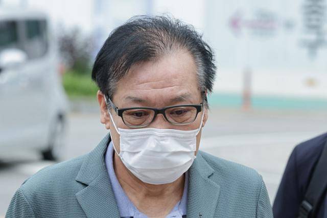 '건진법사' 전성배씨가 21일 자신에 대한 구속 전 피의자심문이 열리기 전 서울 광화문에 마련된 민중기 특별검사팀 사무실로 향하고 있다. 뉴스1