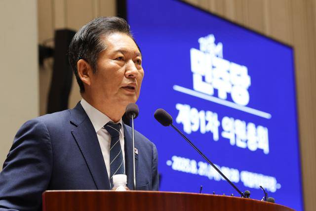 더불어민주당 정청래 대표가 21일 서울 여의도 국회에서 쟁점법안 처리를 위한 8월 임시국회 본회의 개회를 앞두고 의원총회에서 발언하고 있다. 연합뉴스