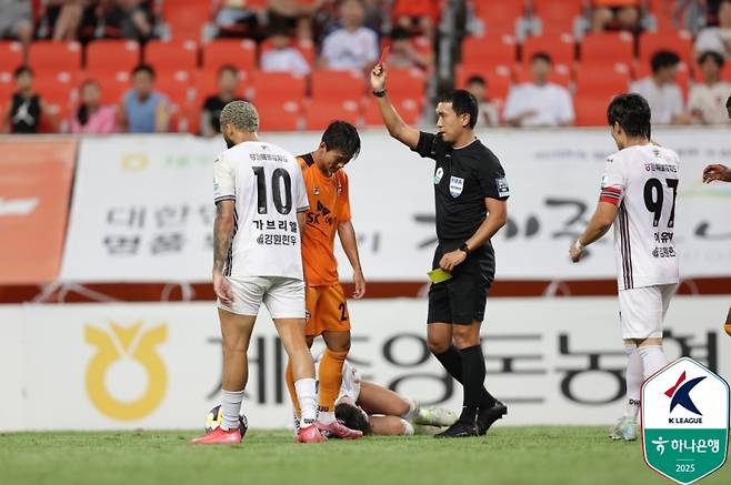 제주 김준하가 퇴장당한 모습. 사진=프로축구연맹