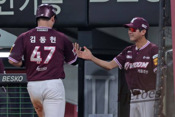 21일 광주 KIA전에서 득점한 김동헌과 하이파이브를 하는 설종진 감독대행. 키움 제공