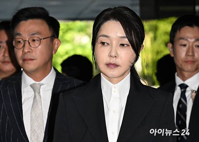 자본시장과 금융투자업에 관한 법률 위반, 정치자금법 위반, 특정범죄 가중처벌 등에 관한 법률 위반(알선수재) 등의 혐의를 받는 윤석열 전 대통령 부인 김건희 씨가 12일 오전 서울 서초구 서울중앙지법에서 열린 구속 전 피의자 심문(영장실질심사)에 출석하고 있다. [사진=사진공동취재단]