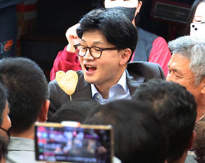 한동훈 전 국민의힘 대표가 대선 경선 후보로 뛰던 지난 2일 오후 부산 중구 부평동 부평깡통시장을 찾아 어묵을 맛보고 있다. 2025.5.2 [사진=연합뉴스]