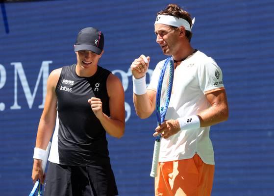 규정 변화로 테니스 US오픈 혼합복식 명단이 화려해졌다. 이가 시비옹테크-카스페르 루드. [로이터=연합뉴스]