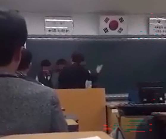 전남의 한 고등학교 교실에서 교사가 학생들의 뺨을 때리고 있는 모습. 사진 보배드림 캡쳐