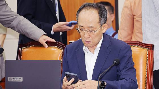 추경호 국민의힘 의원이 21일 국회에서 열린 정무위원회에 참석하고 있다. 연합뉴스