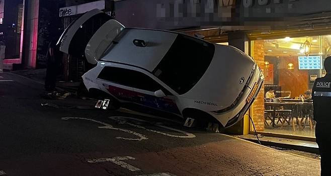 서울 마포구 한 상가건물로 돌진한 택시가 비스듬히 멈춰 서 있다. 뉴스1