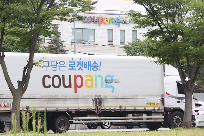서울의 한 쿠팡 물류센터를 오가는 차량 모습. 사진=연합뉴스