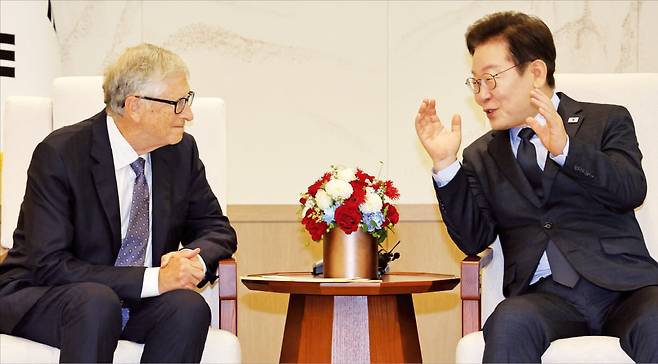 < “바이오 협력하자” > 이재명 대통령이 21일 용산 대통령실에서 빌 게이츠 게이츠재단 이사장을 30분가량 접견했다. 이 대통령이 “(백신 개발 등에) 한국 정부도 함께할 방법을 최대한 찾아보겠다”고 하자 게이츠 이사장은 “한국 바이오기업과 함께 세계 보건의 질을 높일 수 있다”고 화답했다.  김범준 기자