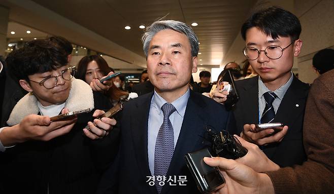 해병대 채모 상병 순직사건 수사에 외압을 행사한 혐의로 피의자로 입건됐다가 주호주대사에 임명됐던 이종섭 전 국방부 장관이 지난해 3월21일 오전 인천국제공항으로 귀국해 이동하고 있다. 조태형 기자